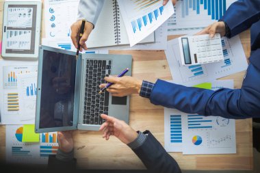 Bir grup işadamı ve yatırımcı, pazarın son çeyrekteki başarısını görüşmek üzere bir araya geldiler. Bir pazarlama danışmanlık ekibi kurma ve takım olarak çalışma fikri başarılı oldu..