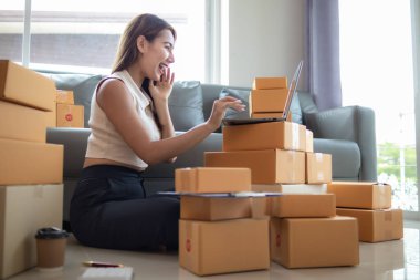 Nakliye şirketini aramadan önce bir çok kutu hazırlandı ve incelendi. Girişimciler KOBİ 'ler sipariş aldıktan sonra paket kutuları hazırladılar