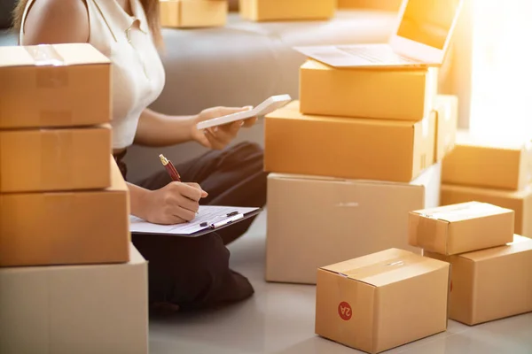 いくつかの起業家は小包ボックスに製品を梱包しています彼らを輸送する準備をしています貨物転送受信注文で顧客に配信するために コンセプト Eコマースチームオンライン販売 — ストック写真
