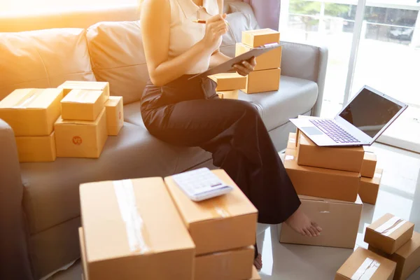 Kvinna Kontrollera Paket Varor Från Kund Online Beställning Ensam Sitt — Stockfoto