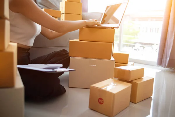 いくつかの起業家は小包ボックスに製品を梱包しています彼らを輸送する準備をしています貨物転送受信注文で顧客に配信するために コンセプト Eコマースチームオンライン販売 — ストック写真