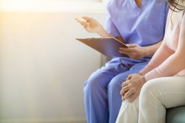 Fizyoterapistler yaşlılara düzenli aralıklarla fizik tedavi yapmalarını tavsiye ediyor. Fizyoterapi yapan yaşlı bir insana tavsiye ve cesaret verme kavramı.