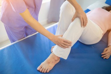 Fizyoterapistler, uzun bir iyileşme sürecinden sonra yaşlı insanların başlarının çaresine bakmalarına yardımcı oluyor ve vücutlarının iyileşmesi için düzenli fizik tedaviye ihtiyaçları var. fizyoterapi kavramı