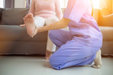 Fizyoterapistler, uzun bir iyileşme sürecinden sonra yaşlı insanların başlarının çaresine bakmalarına yardımcı oluyor ve vücutlarının iyileşmesi için düzenli fizik tedaviye ihtiyaçları var. fizyoterapi kavramı