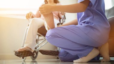 Fizyoterapistler, uzun bir iyileşme sürecinden sonra yaşlı insanların başlarının çaresine bakmalarına yardımcı oluyor ve vücutlarının iyileşmesi için düzenli fizik tedaviye ihtiyaçları var. fizyoterapi kavramı