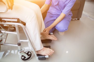 Fizyoterapistler, uzun bir iyileşme sürecinden sonra yaşlı insanların başlarının çaresine bakmalarına yardımcı oluyor ve vücutlarının iyileşmesi için düzenli fizik tedaviye ihtiyaçları var. fizyoterapi kavramı