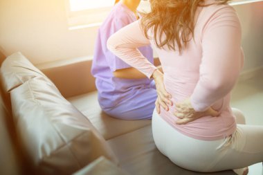 Yaşlı bir kadın uzun süre çalışmaktan ve kas iltihabına yol açtığı için kas ağrısı için muayene edildi. Uzman bir doktorla kas ağrısını tedavi etme konsepti.