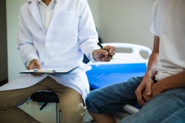 Doktor prostat kanseri ve genç adamda tespit edilen zührevi kanser hakkında görüşmeler yapıyor. Mevcut doktorlar prostat kanserinin tespit edilmesi ve düzgün bir şekilde tedavi edilmesi konusunda danışmanlık ve danışmanlık yaparlar..