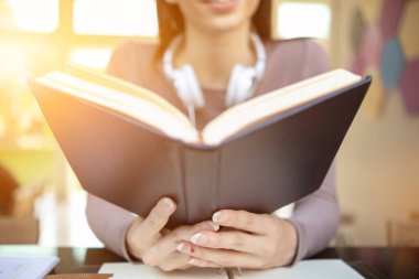 İncil 'i elinde tutan ve İncil' in içeriğini anlamak için İncil 'i okuyan genç bir kız İncil' den Tanrı 'nın öğretilerine inanıyor. Tanrı 'nın öğretilerini öğrenme ve anlama kavramı