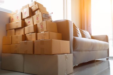 Küçük girişimciler evde iş yapıyor ve e-ticaret sistemli çevrimiçi satış uygulamaları ve kurye şirketleriyle teslimat yoluyla sipariş almak için yeterli ürün hazırlıyorlar..