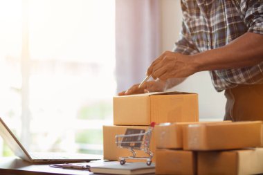 Küçük girişimciler evde iş yapıyor ve e-ticaret sistemli çevrimiçi satış uygulamaları ve kurye şirketleriyle teslimat yoluyla sipariş almak için yeterli ürün hazırlıyorlar..