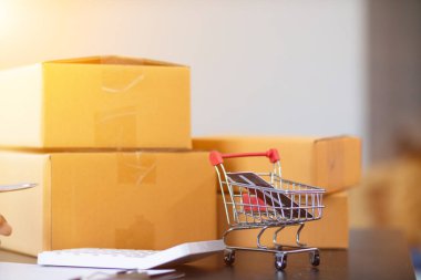 Küçük girişimciler evde iş yapıyor ve e-ticaret sistemli çevrimiçi satış uygulamaları ve kurye şirketleriyle teslimat yoluyla sipariş almak için yeterli ürün hazırlıyorlar..