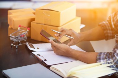 Küçük girişimciler evde iş yapıyor ve e-ticaret sistemli çevrimiçi satış uygulamaları ve kurye şirketleriyle teslimat yoluyla sipariş almak için yeterli ürün hazırlıyorlar..