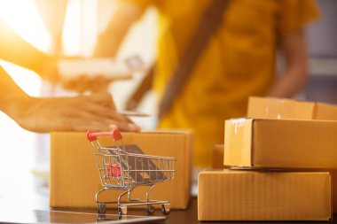 Küçük girişimciler evde iş yapıyor ve e-ticaret sistemli çevrimiçi satış uygulamaları ve kurye şirketleriyle teslimat yoluyla sipariş almak için yeterli ürün hazırlıyorlar..