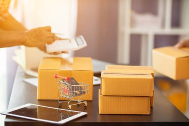 Küçük girişimciler evde iş yapıyor ve e-ticaret sistemli çevrimiçi satış uygulamaları ve kurye şirketleriyle teslimat yoluyla sipariş almak için yeterli ürün hazırlıyorlar..