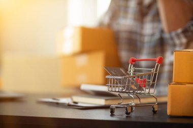 Küçük girişimciler evde iş yapıyor ve e-ticaret sistemli çevrimiçi satış uygulamaları ve kurye şirketleriyle teslimat yoluyla sipariş almak için yeterli ürün hazırlıyorlar..