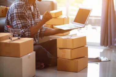 Küçük girişimciler evde iş yapıyor ve e-ticaret sistemli çevrimiçi satış uygulamaları ve kurye şirketleriyle teslimat yoluyla sipariş almak için yeterli ürün hazırlıyorlar..