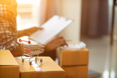 Küçük girişimciler evde iş yapıyor ve e-ticaret sistemli çevrimiçi satış uygulamaları ve kurye şirketleriyle teslimat yoluyla sipariş almak için yeterli ürün hazırlıyorlar..