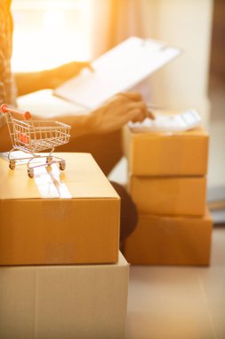 Küçük girişimciler evde iş yapıyor ve e-ticaret sistemli çevrimiçi satış uygulamaları ve kurye şirketleriyle teslimat yoluyla sipariş almak için yeterli ürün hazırlıyorlar..