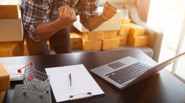 Küçük girişimciler evde iş yapıyor ve e-ticaret sistemli çevrimiçi satış uygulamaları ve kurye şirketleriyle teslimat yoluyla sipariş almak için yeterli ürün hazırlıyorlar..