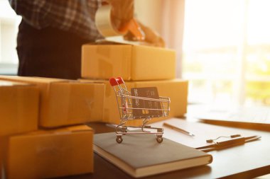 Küçük girişimciler evde iş yapıyor ve e-ticaret sistemli çevrimiçi satış uygulamaları ve kurye şirketleriyle teslimat yoluyla sipariş almak için yeterli ürün hazırlıyorlar..