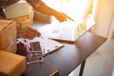 Küçük girişimciler evde iş yapıyor ve e-ticaret sistemli çevrimiçi satış uygulamaları ve kurye şirketleriyle teslimat yoluyla sipariş almak için yeterli ürün hazırlıyorlar..