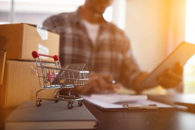Küçük girişimciler evde iş yapıyor ve e-ticaret sistemli çevrimiçi satış uygulamaları ve kurye şirketleriyle teslimat yoluyla sipariş almak için yeterli ürün hazırlıyorlar..