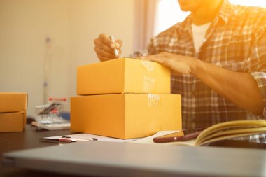 Küçük girişimciler evde iş yapıyor ve e-ticaret sistemli çevrimiçi satış uygulamaları ve kurye şirketleriyle teslimat yoluyla sipariş almak için yeterli ürün hazırlıyorlar..