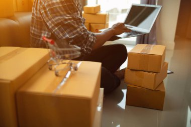 Küçük girişimciler evde iş yapıyor ve e-ticaret sistemli çevrimiçi satış uygulamaları ve kurye şirketleriyle teslimat yoluyla sipariş almak için yeterli ürün hazırlıyorlar..