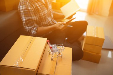 Küçük girişimciler evde iş yapıyor ve e-ticaret sistemli çevrimiçi satış uygulamaları ve kurye şirketleriyle teslimat yoluyla sipariş almak için yeterli ürün hazırlıyorlar..