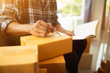 Küçük girişimciler evde iş yapıyor ve e-ticaret sistemli çevrimiçi satış uygulamaları ve kurye şirketleriyle teslimat yoluyla sipariş almak için yeterli ürün hazırlıyorlar..