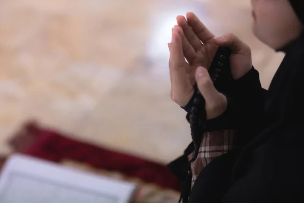 ヒジャーブのムスリム女性は敬意を表しますヒジャーブのムスリム女性はクルアーンの伝統的な信仰に従ってアッラーに祈ります — ストック写真