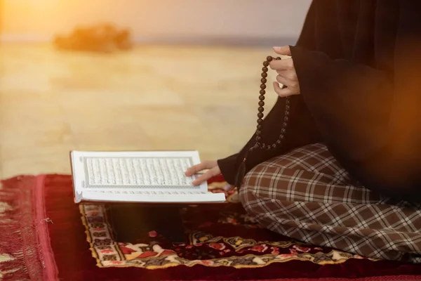 Мусульманские Женщины Хиджабе Молятся Показать Уважение Благодаря Аллаху Соответствии Мусульманской — стоковое фото