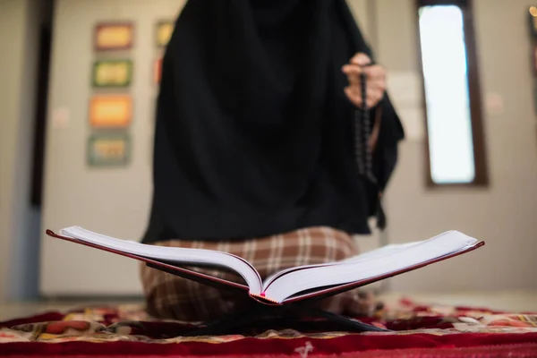 Muslimska Kvinnor Hijab Ber För Att Visa Respekt Och Tack — Stockfoto
