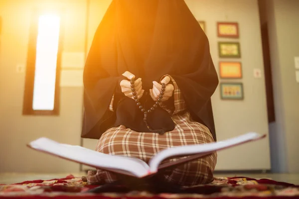 Muszlim Nők Hidzsáb Imádkoznak Hogy Mutasson Tiszteletet Hála Allah Szerint — Stock Fotó