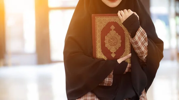Μουσουλμάνες Γυναίκες Χιτζάμπ Προσεύχονται Δείξουν Σεβασμό Και Χάρη Στον Αλλάχ — Φωτογραφία Αρχείου