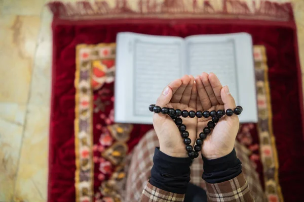 Muslimische Frauen Hijab Beten Respekt Zeigen Und Dank Allah Nach — Stockfoto