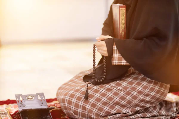 Muslimische Frauen Hijab Beten Respekt Zeigen Und Dank Allah Nach — Stockfoto