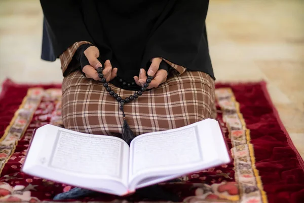 Muslimska Kvinnor Hijab Ber För Att Visa Respekt Och Tack — Stockfoto