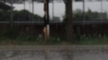 Depresyon Tayland 'ı vurduktan ve bazı bölgelerde sağanak yağış ve yol yüzeyini sel basmasından sonra oluşan sağanak yağış nedeniyle yola yağmur yağıyordu. Şiddetli yağmurun ardında