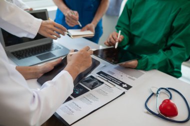 Kalp hastalıklarının ameliyatla tedavi edilmesi ve kalp hastalıklarının daha sonra tekrarlanmasını önlemek için tıbbi ekip toplantısı. Hastaları tedavi etmek için kardiyoloji ile ilgili tıbbi ekip toplantısı.