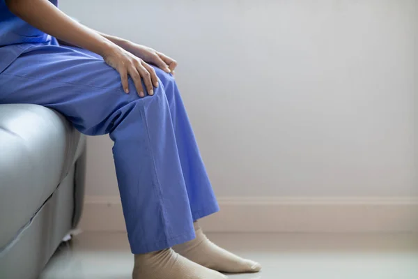Egy Női Orvos Egyedül Orvosi Rendelőben Miután Kimerült Egy Beteg — Stock Fotó