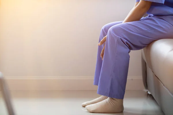 Egy Női Orvos Egyedül Orvosi Rendelőben Miután Kimerült Egy Beteg — Stock Fotó