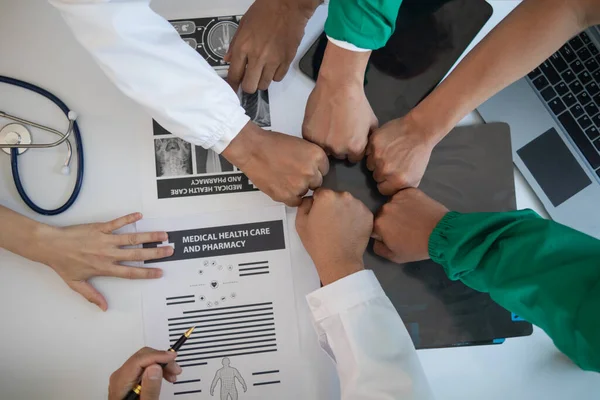 Das Medizinische Team Schließt Sich Nach Dem Treffen Zusammen Und — Stockfoto