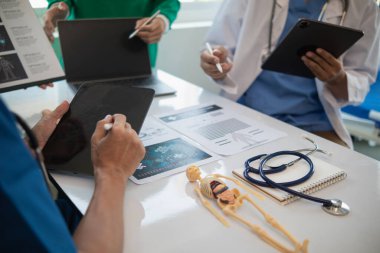 Tıp ekibinin konferans odasında hastalıkları teşhis etme ve tedavi etme yeteneğini harekete geçirme kavramı. Tıbbi ekip toplantıya katılır ve hasta hastalığını doğru şekilde tedavi etmek için tartışır.