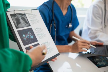 Tıp ekibinin konferans odasında hastalıkları teşhis etme ve tedavi etme yeteneğini harekete geçirme kavramı. Tıbbi ekip toplantıya katılır ve hasta hastalığını doğru şekilde tedavi etmek için tartışır.