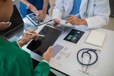 Tıp ekibinin konferans odasında hastalıkları teşhis etme ve tedavi etme yeteneğini harekete geçirme kavramı. Tıbbi ekip toplantıya katılır ve hasta hastalığını doğru şekilde tedavi etmek için tartışır.