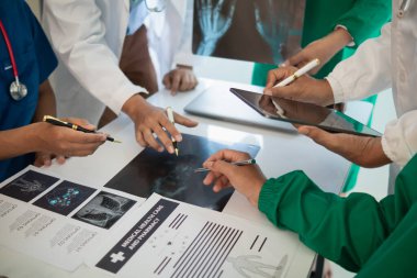 Tıp ekibinin konferans odasında hastalıkları teşhis etme ve tedavi etme yeteneğini harekete geçirme kavramı. Tıbbi ekip toplantıya katılır ve hasta hastalığını doğru şekilde tedavi etmek için tartışır.