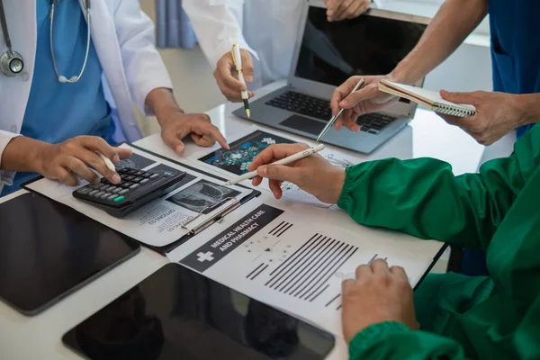 Tıbbi ekip, beyaz önlüklü cerrah ve cerrahi ekiple buluşup başarılı bir tıbbi sağlık tedavisini belgeleyen hasta durumunu tartışıyor. Tıbbi ekiple çalışma kavramı