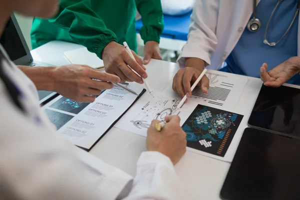 Tıbbi ekip, beyaz önlüklü cerrah ve cerrahi ekiple buluşup başarılı bir tıbbi sağlık tedavisini belgeleyen hasta durumunu tartışıyor. Tıbbi ekiple çalışma kavramı